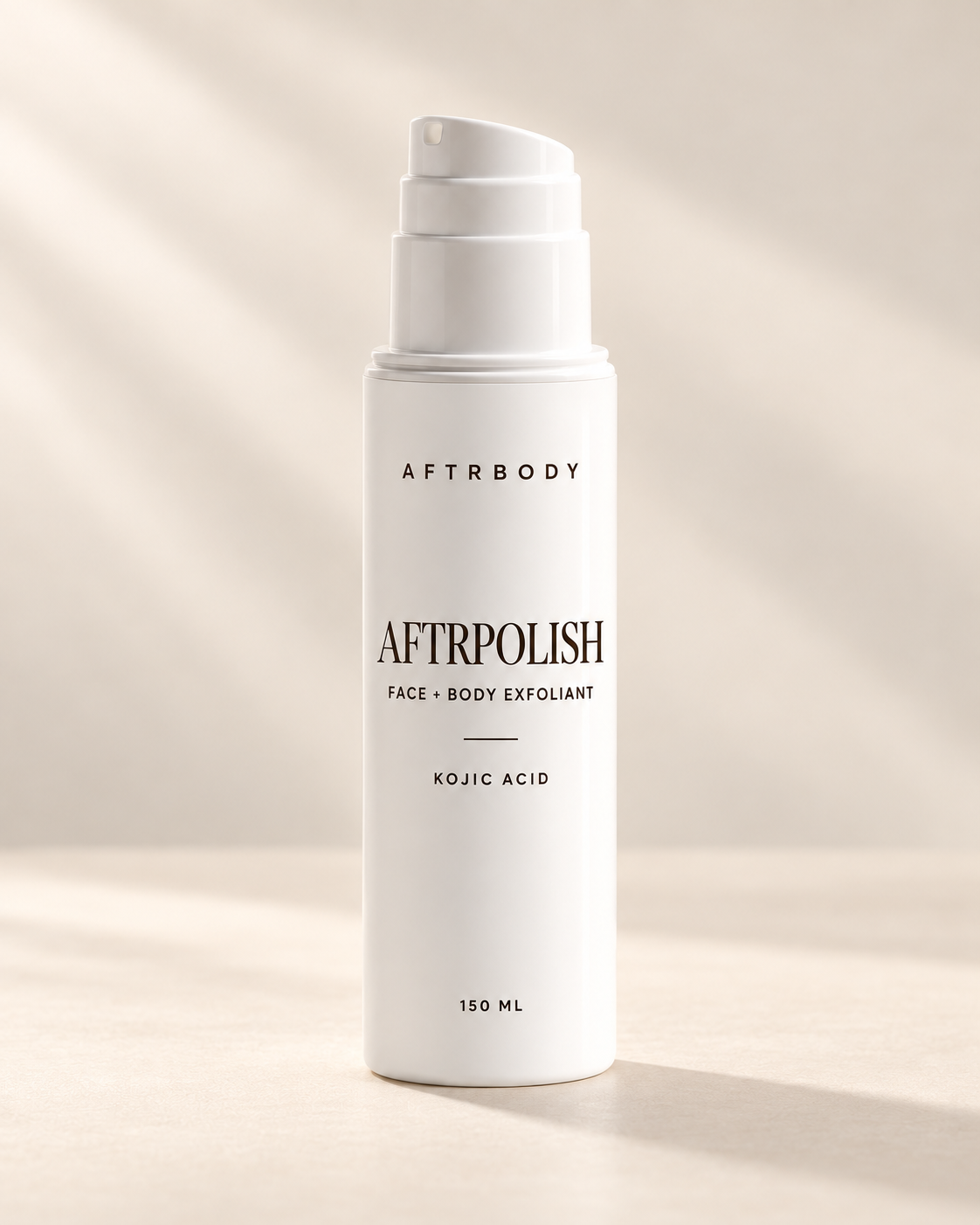 AFTRPOLISH exfoliërende gezichtsbehandeling in witte pompflacon op warme lichte achtergrond