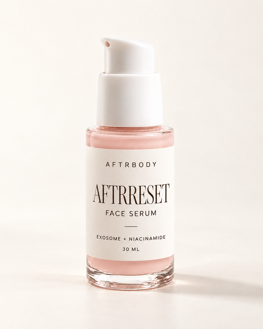 AFTRRESET gezichtsserum Exosome + Niacinamide in roze glazen flacon op warme lichte achtergrond