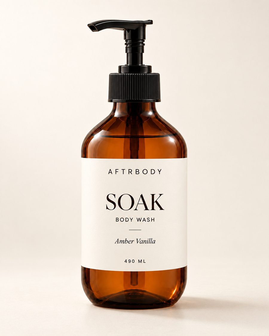 SOAK body wash Amber Vanilla in amberkleurige pompflacon op warme lichte achtergrond