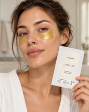 AFTRPLUMP goudkleurige hydrogel-oogpatches in gebruik met sachet